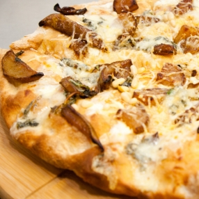 Римская пицца Фламбированная груша с сыром Дор-блю